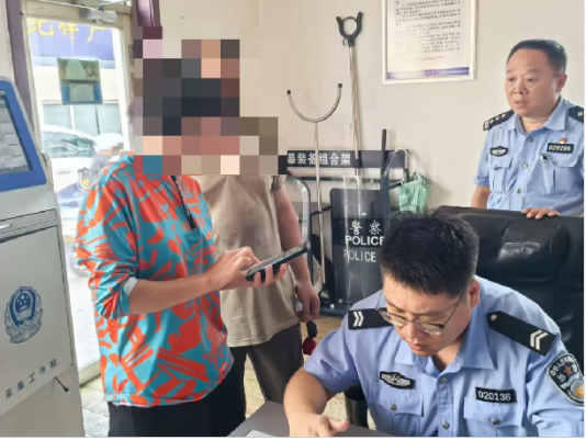 股票配资代理 女子深陷“刷单返利”骗局 民警紧急劝阻按下“止损键”