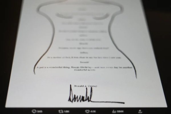 最新配资平台导航 民主党人曝光：特朗普给“哥们儿”爱泼斯坦画了一幅“露骨”的画！白宫火速回应：NO